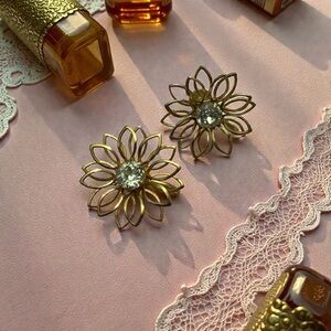 Sweet Daisy Flower Gold Tone Screw Back Earrings